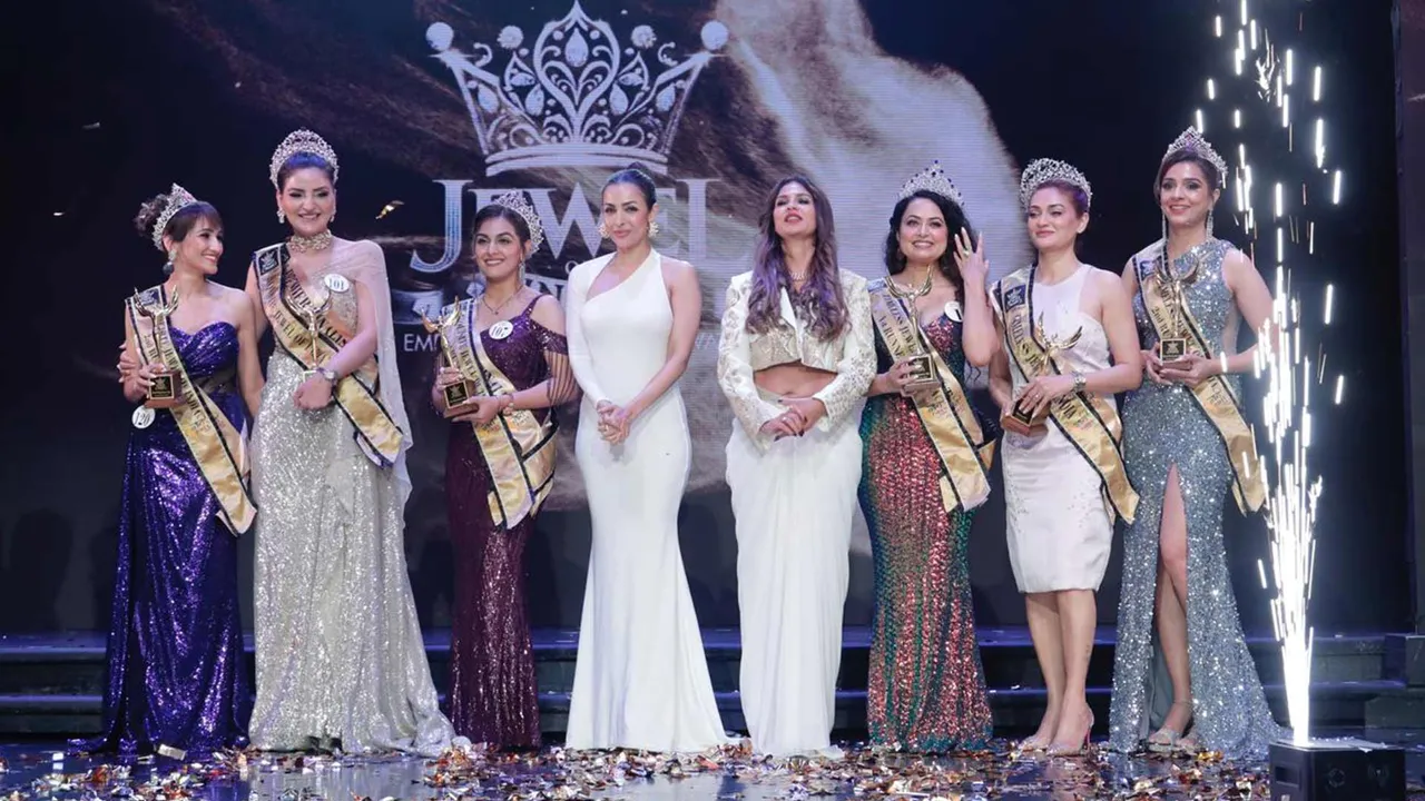 Malaika Arora & Narifirst Aikta Sharma present the Jewel of India Trophy to Dr. Rupinderkaur Khera & Eesha Agarwal (2).jpg