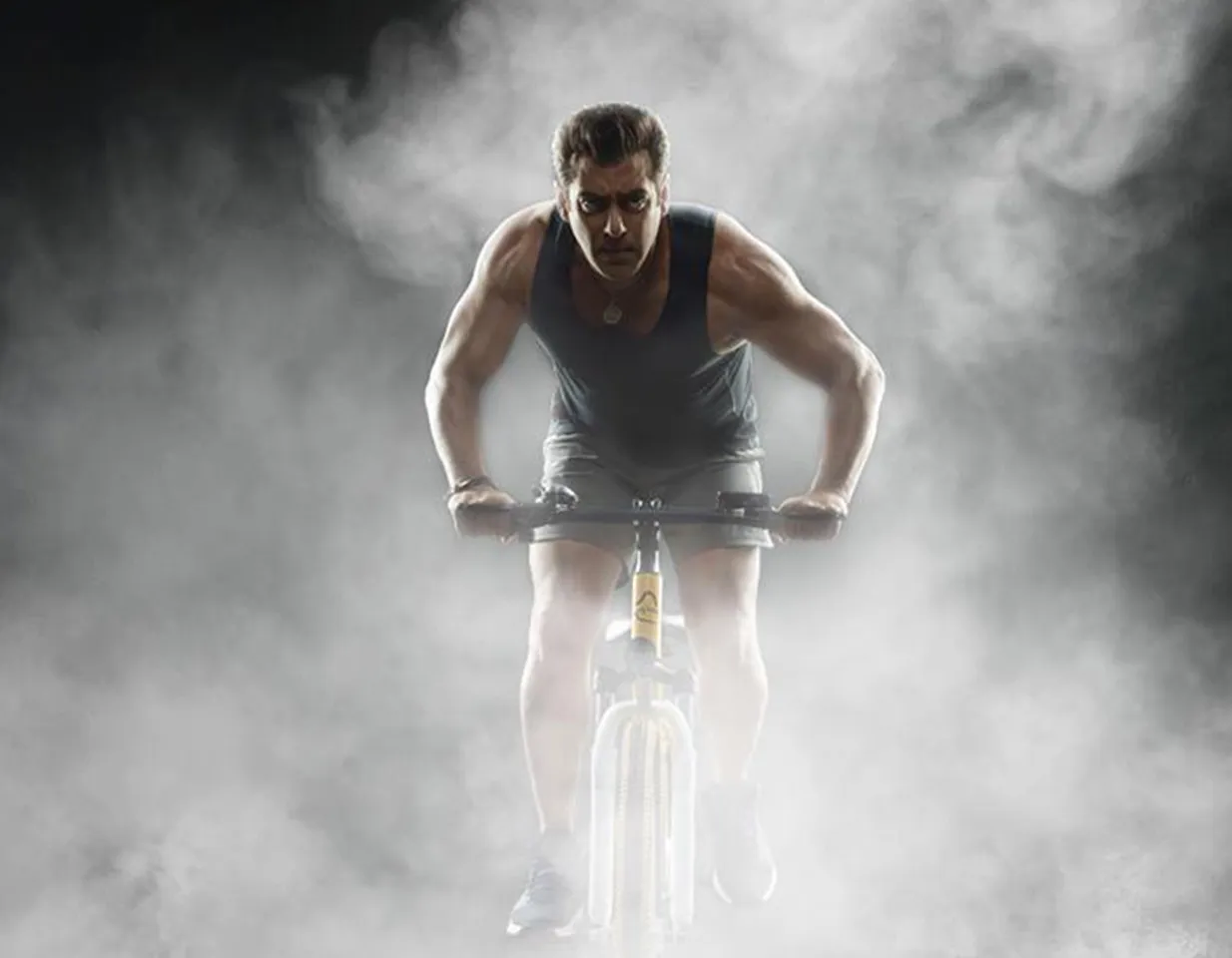 SALMAN CYCLES PAST SHAH RUKH'S HOUSE, SHOUTS OUT HIS NAME