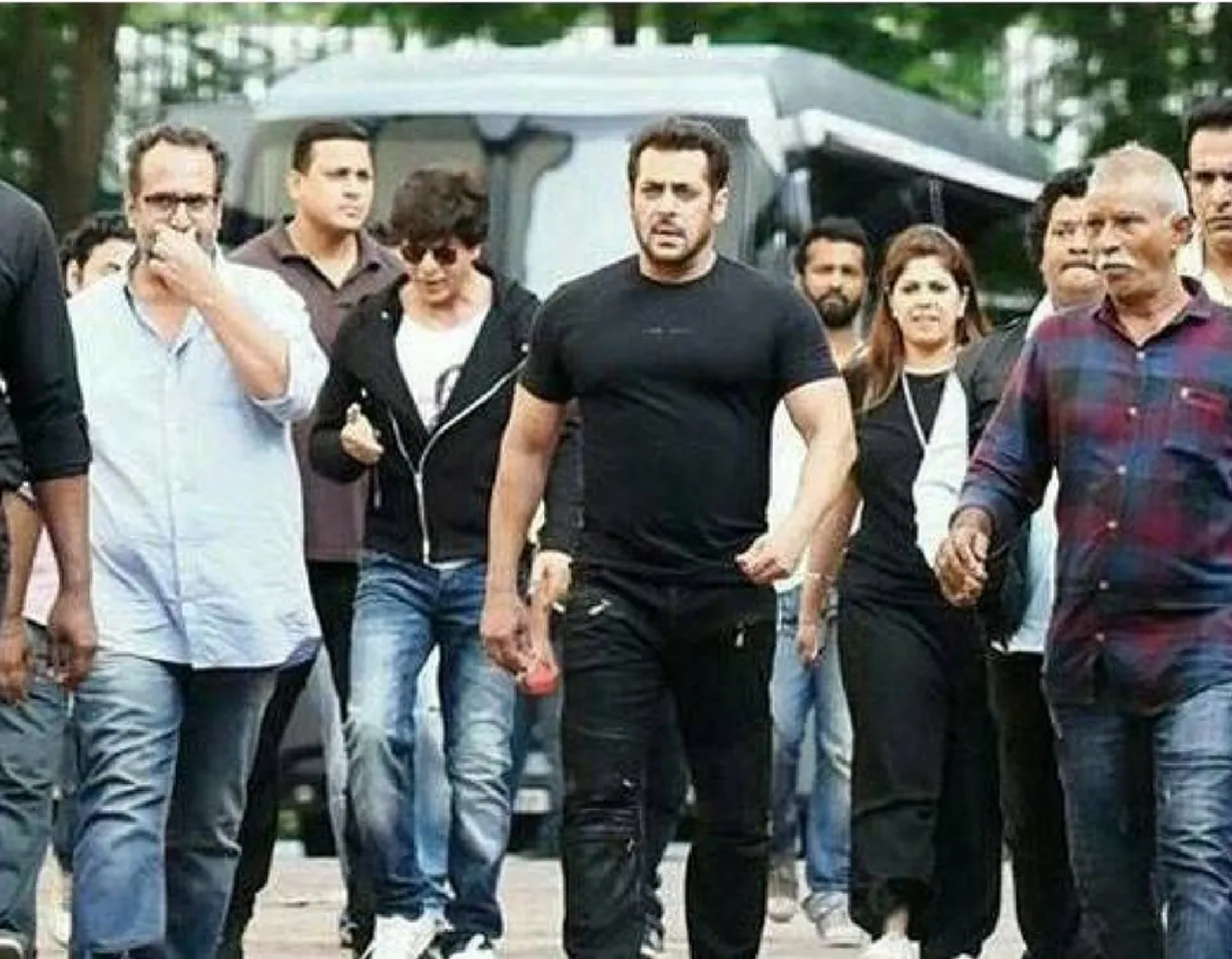 SALMAN KHAN SHOOTS CAMEO FOR SHAH RUKH, RETURNS TUBELIGHT FAVOUR
