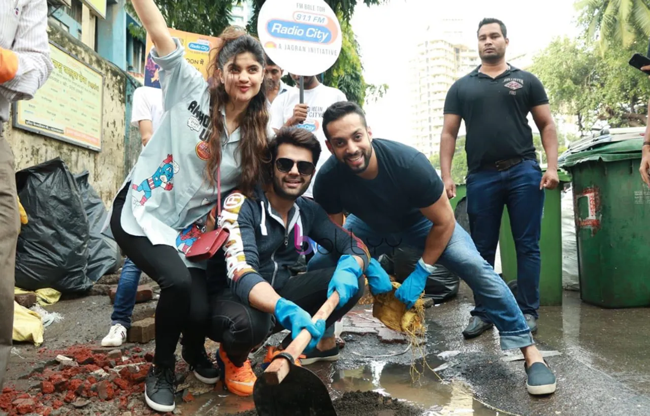 Maniesh Paul takes to Mumbai Streets to fill potholes