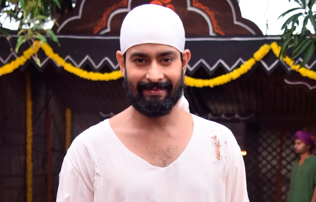 Huge number of fans turn up on the sets of Mere Sai