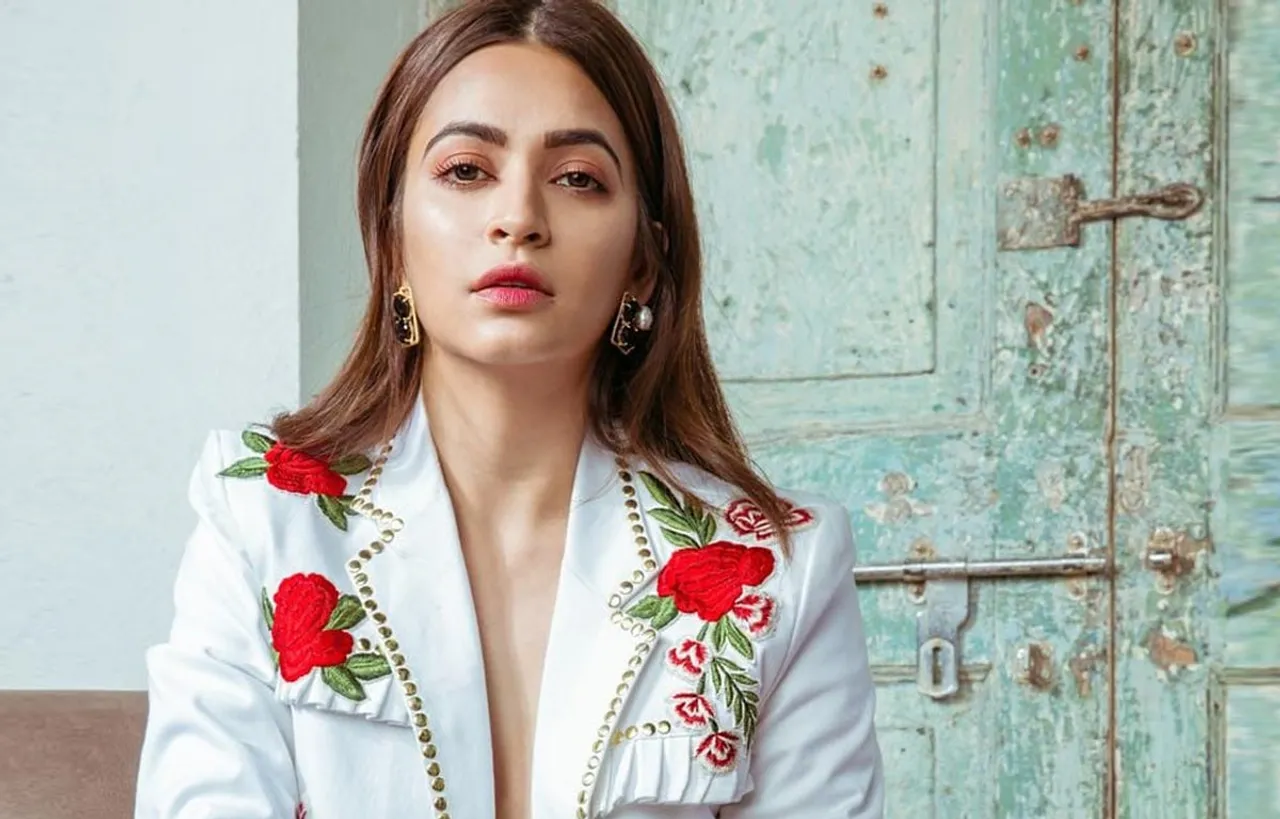 Kriti Kharbanda steps out of the box with an interesting live session with 14 popular meme pages as an ode to her film 14 Phere!