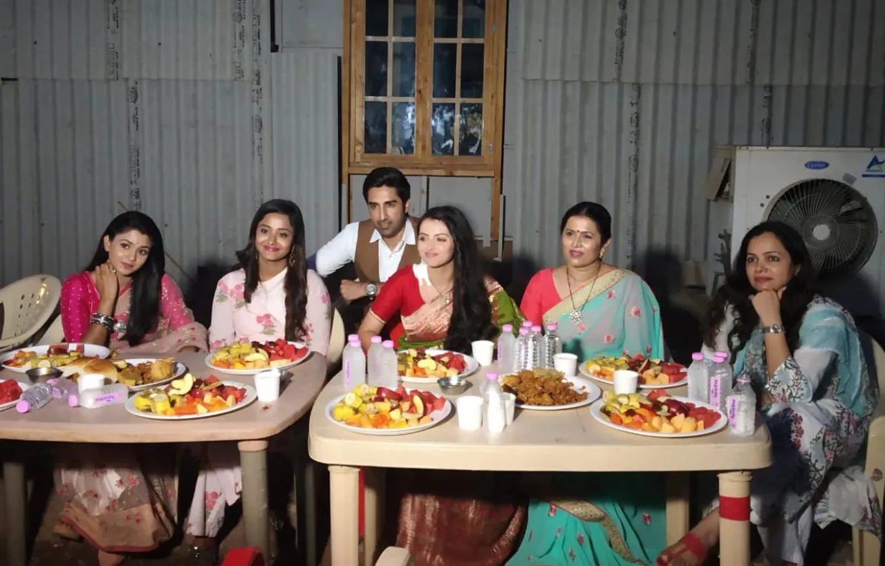 Iftaari-On-The-Sets-Of-Ek-Bhram---Sarvagun-Sampanna