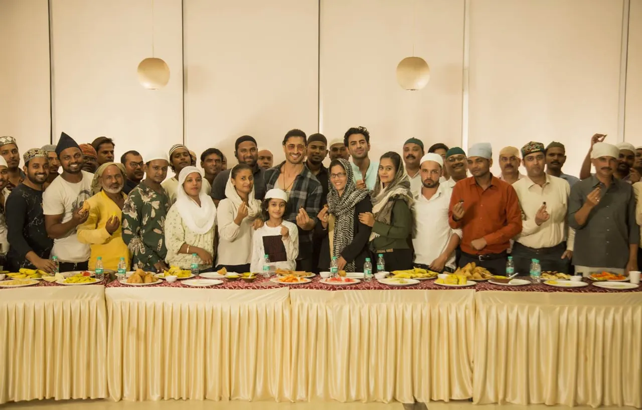 Vidyut-Jammwal-Throws-Iftaar-Party-On-The-Sets-Of-Vipul-Amrutlal-Shah’s