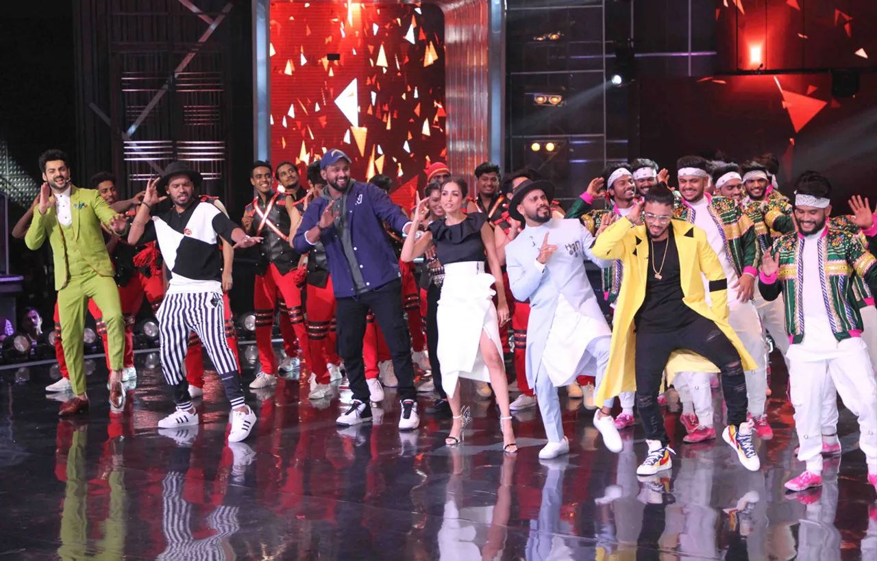 Malaika Arora Recreates Chaiya Chaiya Magic On Did After 21 Years!