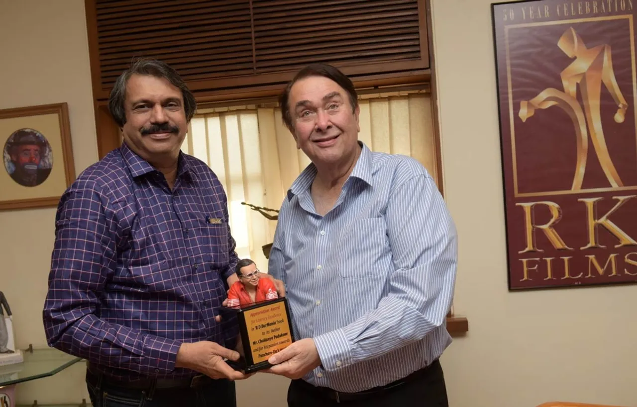 Randhir-Kapoor-honours-journalist-author-Chaitanya-Padukone