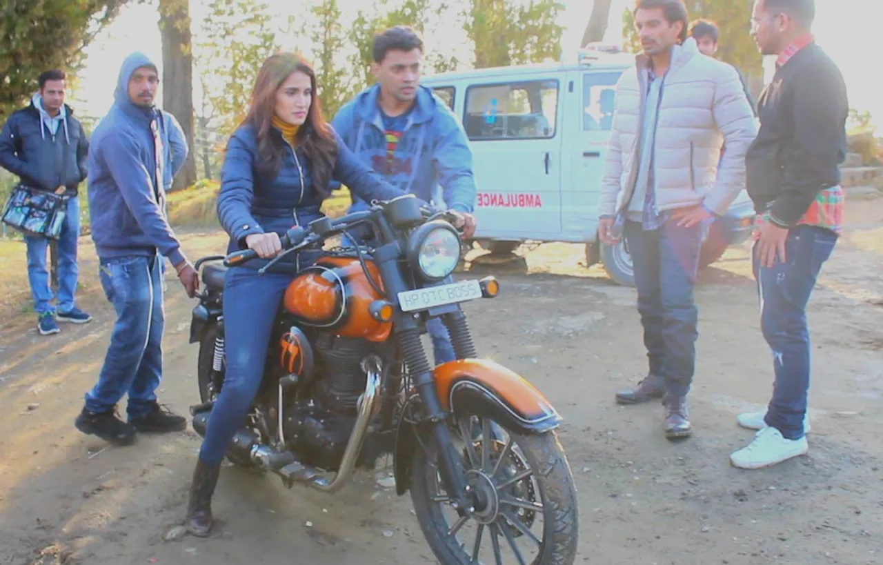 Sagarika-Ghatge-overcomes-her-bike-riding-fears-on-the-sets-of-ALTBalaji’s-BOSS