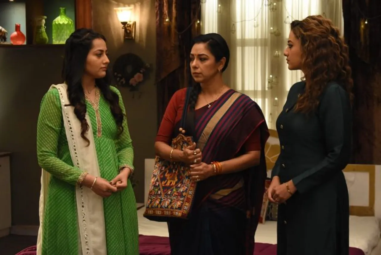 Kavya asks Anupamaa to help her