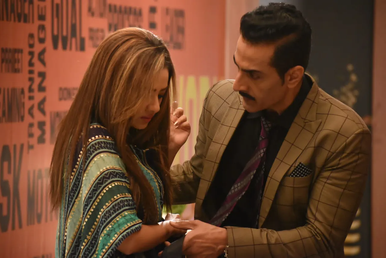Malvika tells Vanraj that she needs Anupamaa