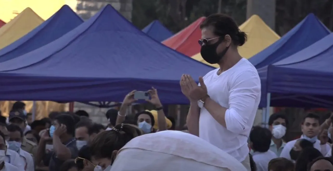 Shah Rukh Khan is getting trolled for praying on Lata Mangeshkar's body