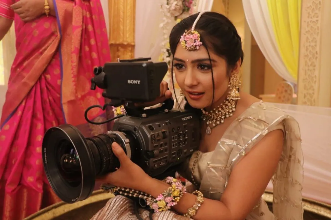 The multi-talented Anjali Tatrari turns into a camerawoman for a crucial sequence in Tere Bina Jiya Jaye Na