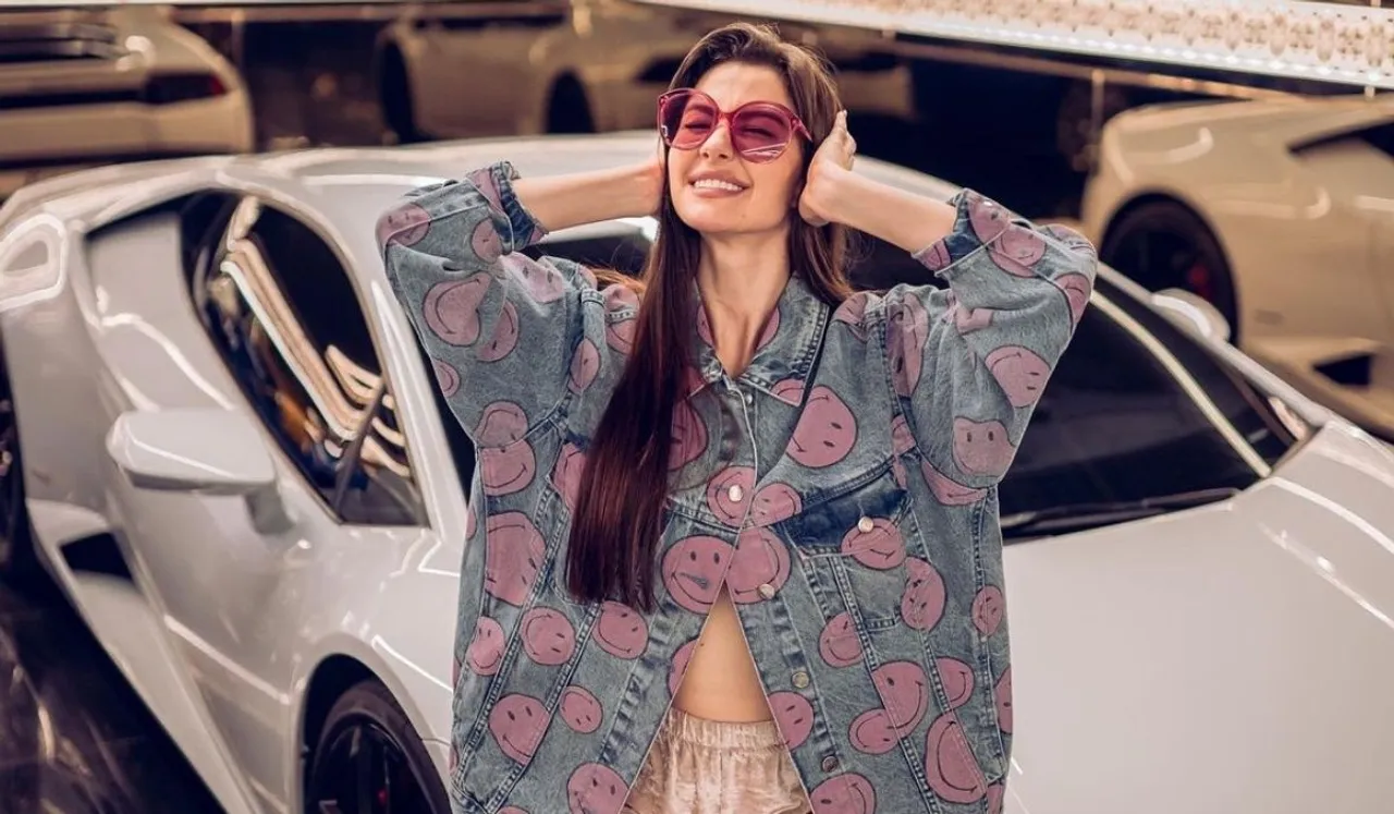 Giorgia Andriani sets the oomph quotient on fire with her hot & sizzling picture