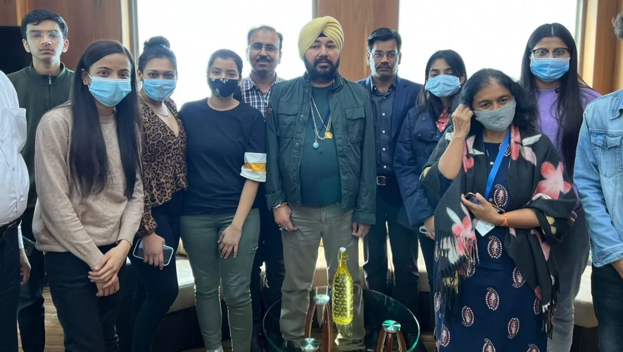 King of Pop Daler Mehndi Meets Students Evacuated from Ukraine At Udaipur Airport, Lauds PM Modi For Rescue