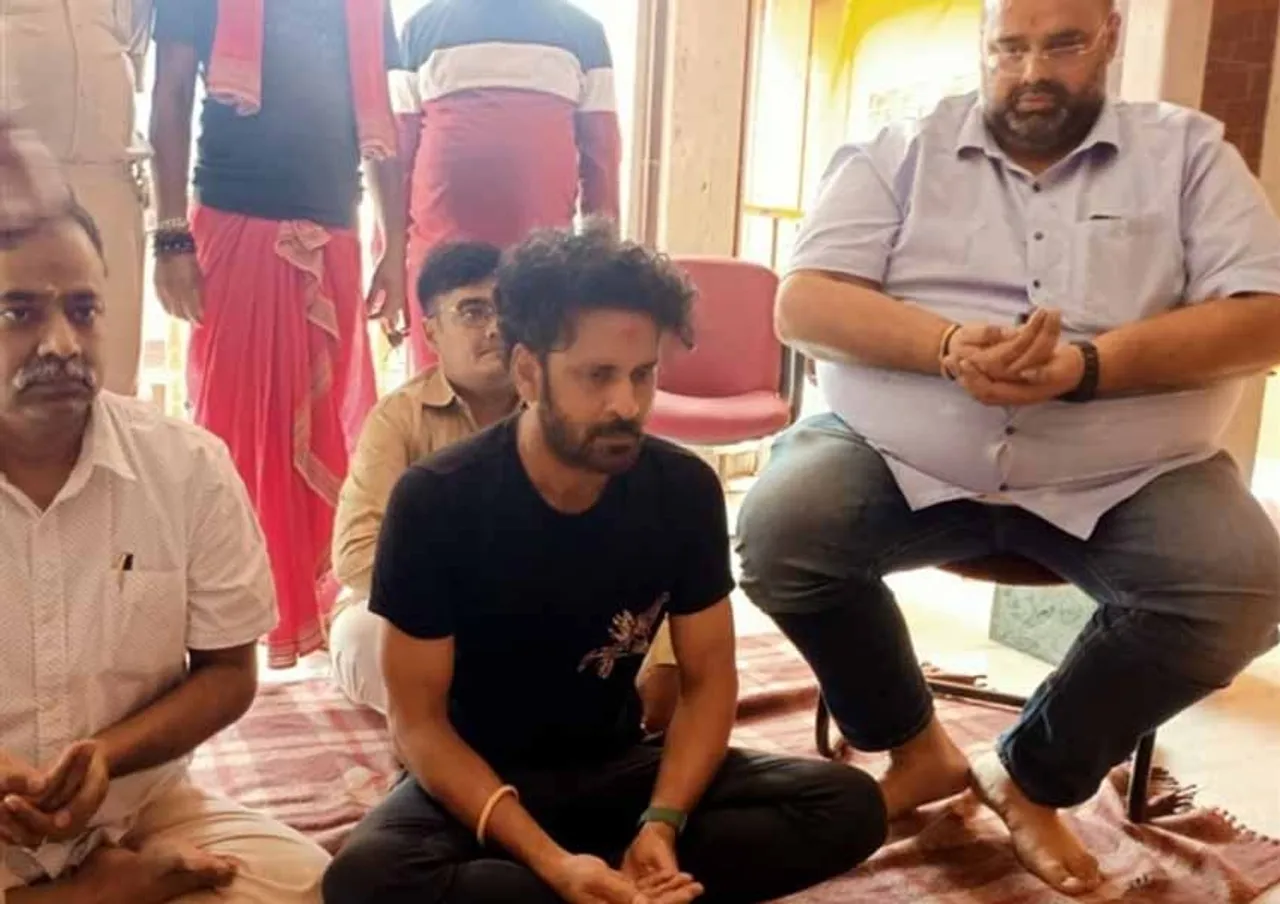 Actor Manoj Bajpayee Visited Baba Baidyanath Temple