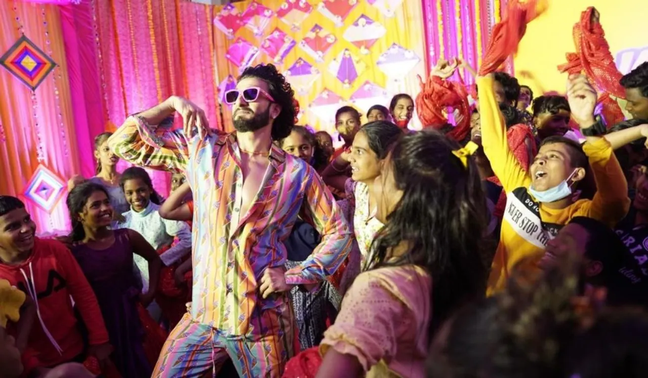 Ranveer hosts special screening of Jayeshbhai Jordaar for kids from Vipla Foundation!