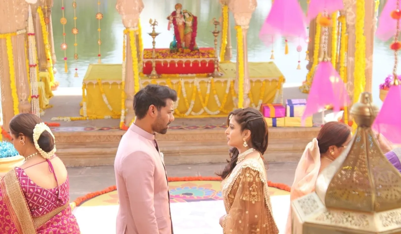 Radha leaves her home to meet Mohan