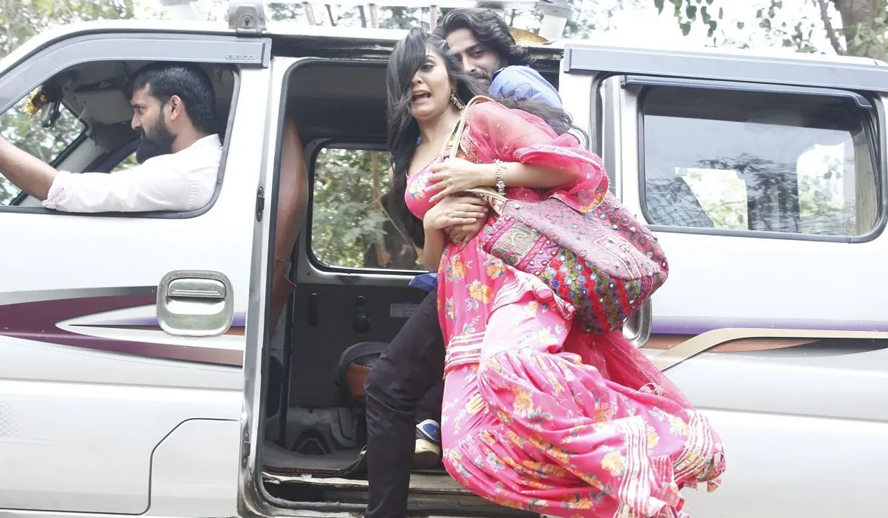 When two civilians decided to rescue Anjali Tatrari on the shoot of Tere Bin Jiya Jaaye Na!