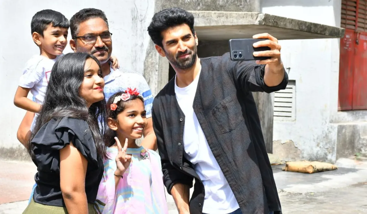 The Aditya Roy Kapur euphoria continues! The actor's fans gatecrash his set to meet him