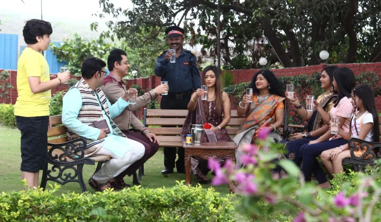 Why is everyone in Sai Dham society holding a glass of water all day? Find out on Sony SAB’s Wagle Ki Duniya