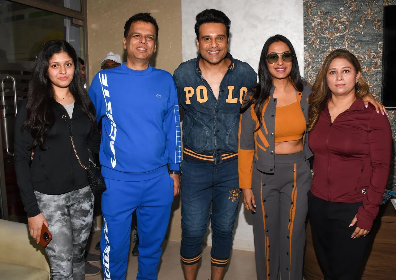 004. Dr. Deepak Namjoshi Ronit Roy, Krushna Abhishek & Kashmera & Masuuma Namjoshi With , DSC_1580