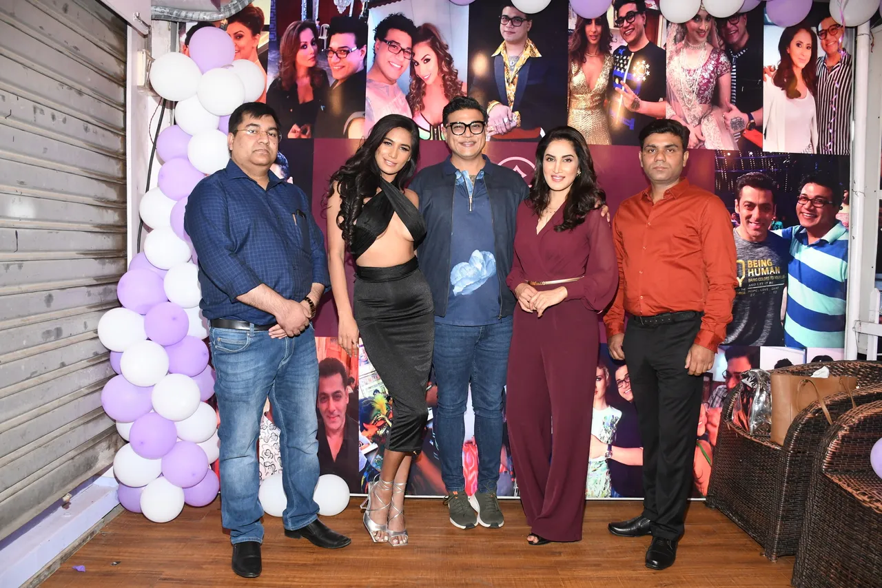 005. Poonam Pandey with Cherag Bambboat and Smita Gondkar during the launch of Magical Makeovers by Cherag Bambboat at Lucknow DSC_4444