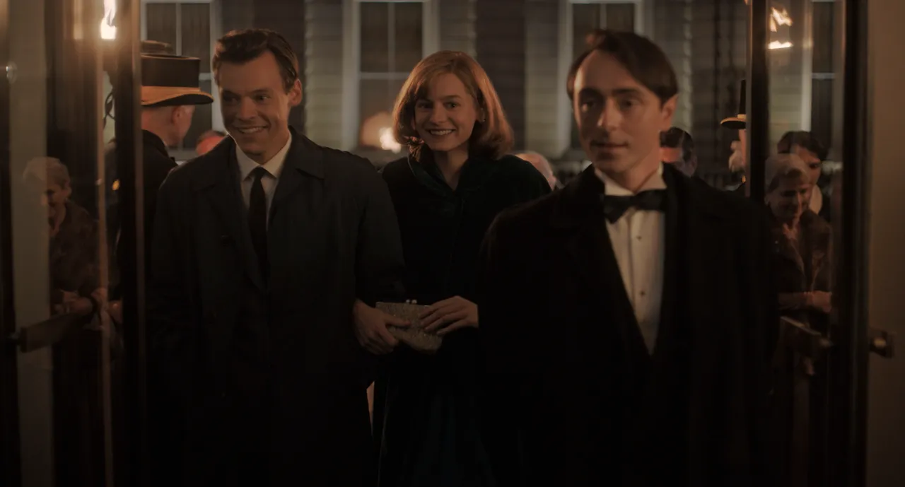 HARRY STYLES, EMMA CORRIN, and DAVID DAWSON star in MY POLICEMAN Photo: Courtesy of Prime Video © AMAZON CONTENT SERVICES LLC