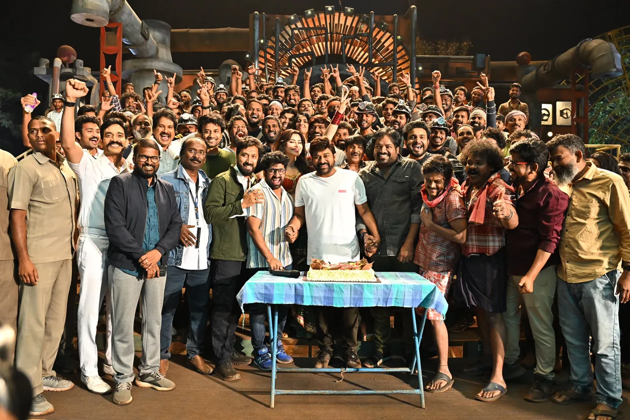 Urvashi Rautela & Chiranjeevi celebrate Meher Ramesh's birthday (2)