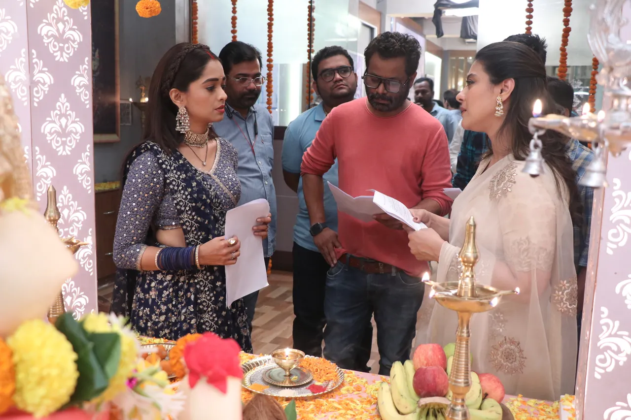 Mugdha a.k.a Prachi and Kajol on the sets of Kumkum Bhagya (1)