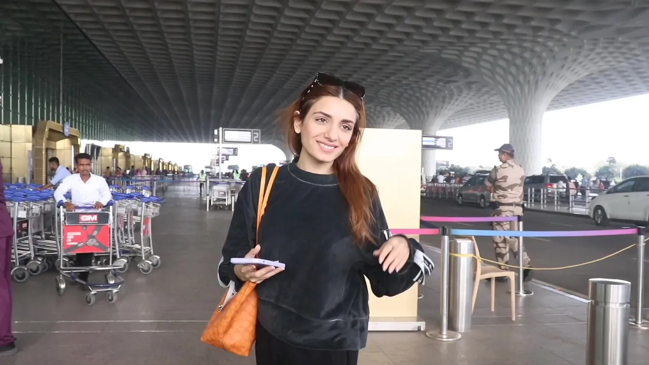 PRAKRITI KAKKAR SPOTTED (2)