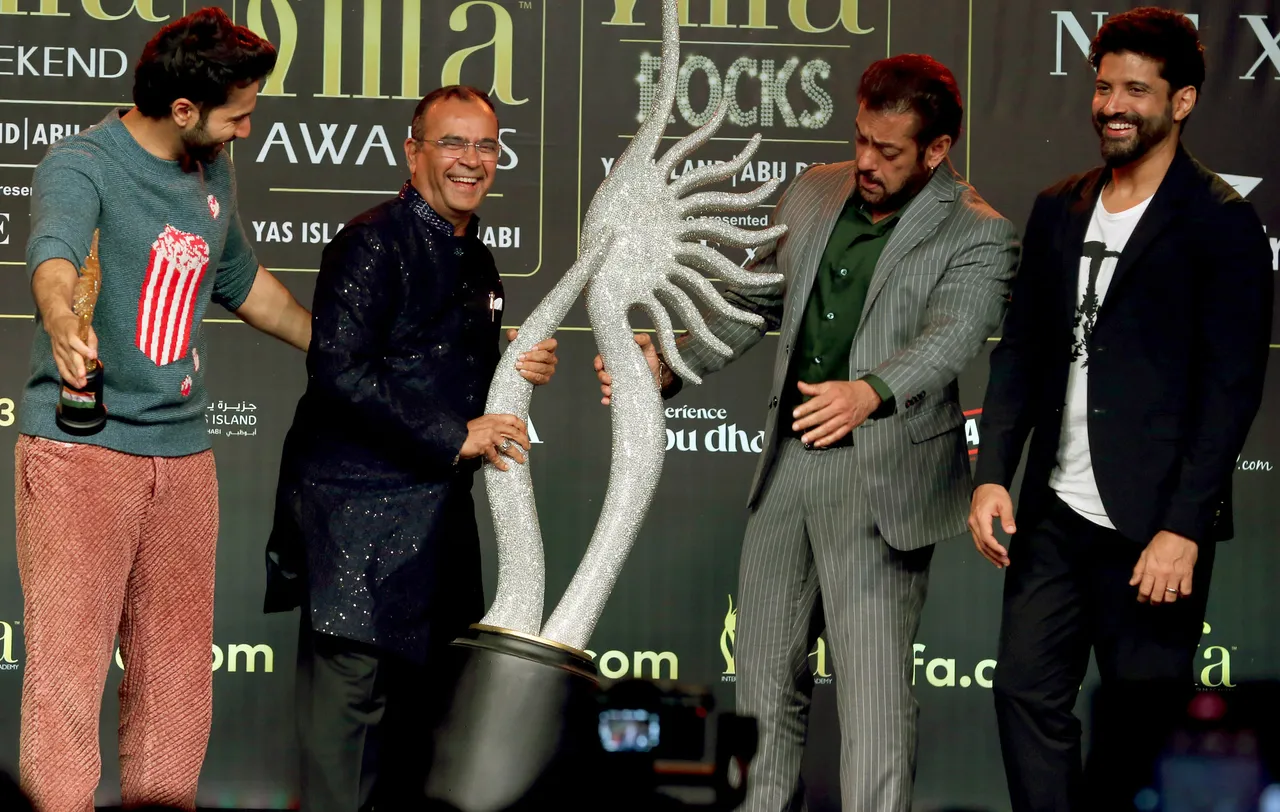 Varun Dhawan,Dr. Yogesh Lakhani,Salman Khan & Farhan Akhtar 1