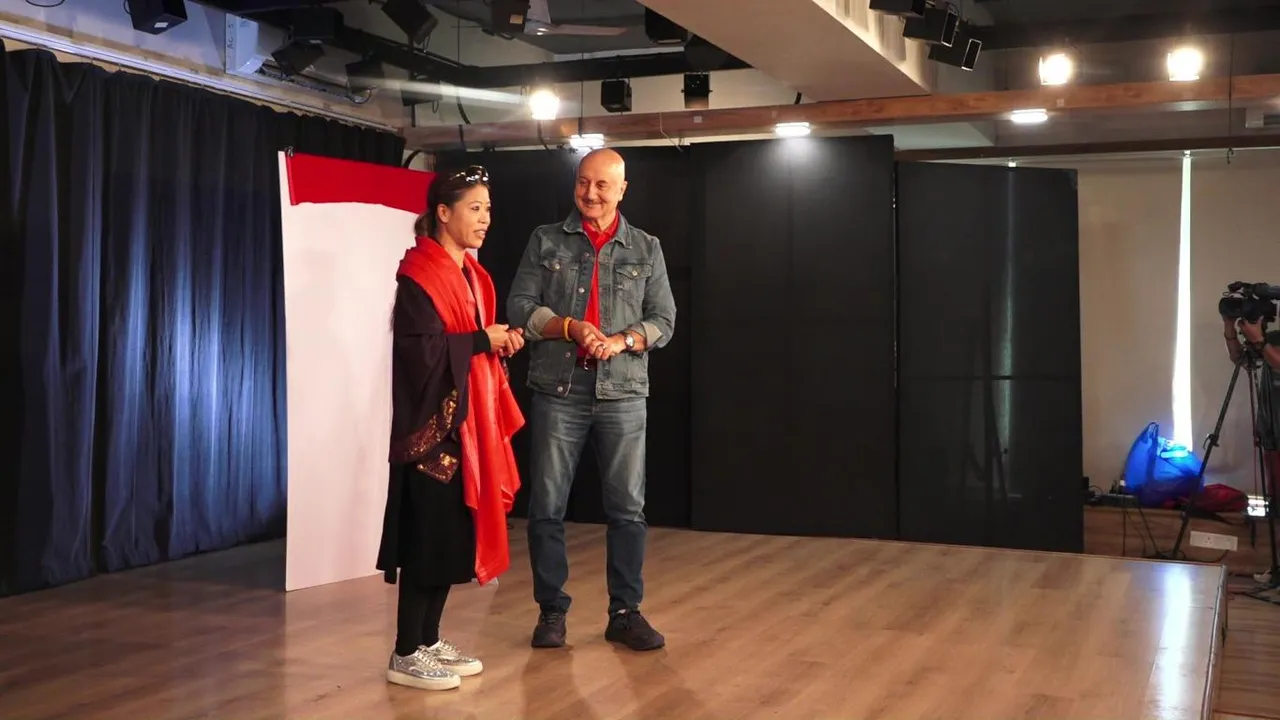 Manoj Bajpayee and Sharmila Tagore launch second trailer, play holi