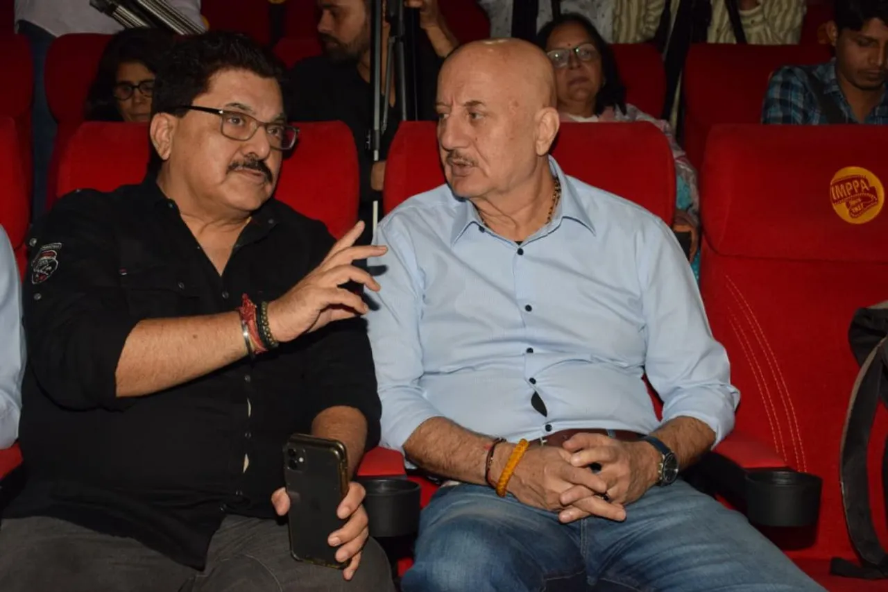 <strong>Actor Anupam Kher & Filmmaker Ashoke Pandit Held A Special Screening Of "कश्मीरी पंडितों का नरसंहार"</strong>