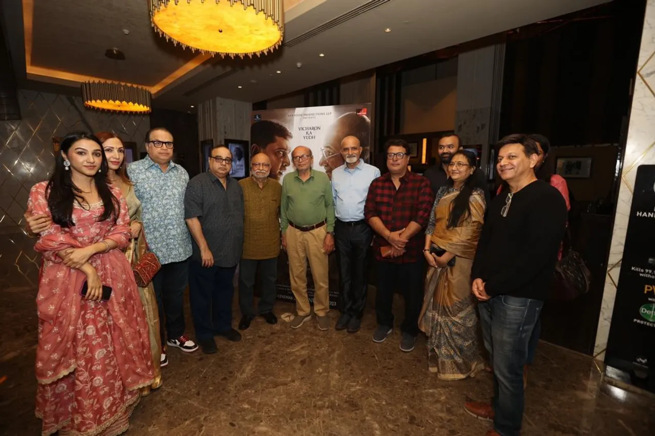 Directors Ramesh Turani, Govind Nihlani, Tigmanshu Dhulia, Deepak Antani, writer of Gandhi Godse Ek Yudh, Asghar Wajahat, producer Manila Santoshi, Tanisha Santoshi were spotted at the special screening of Gandhi Godse Ek Yudh organsied by Rajkumar Santoshi #GandhiGodseEkYudh