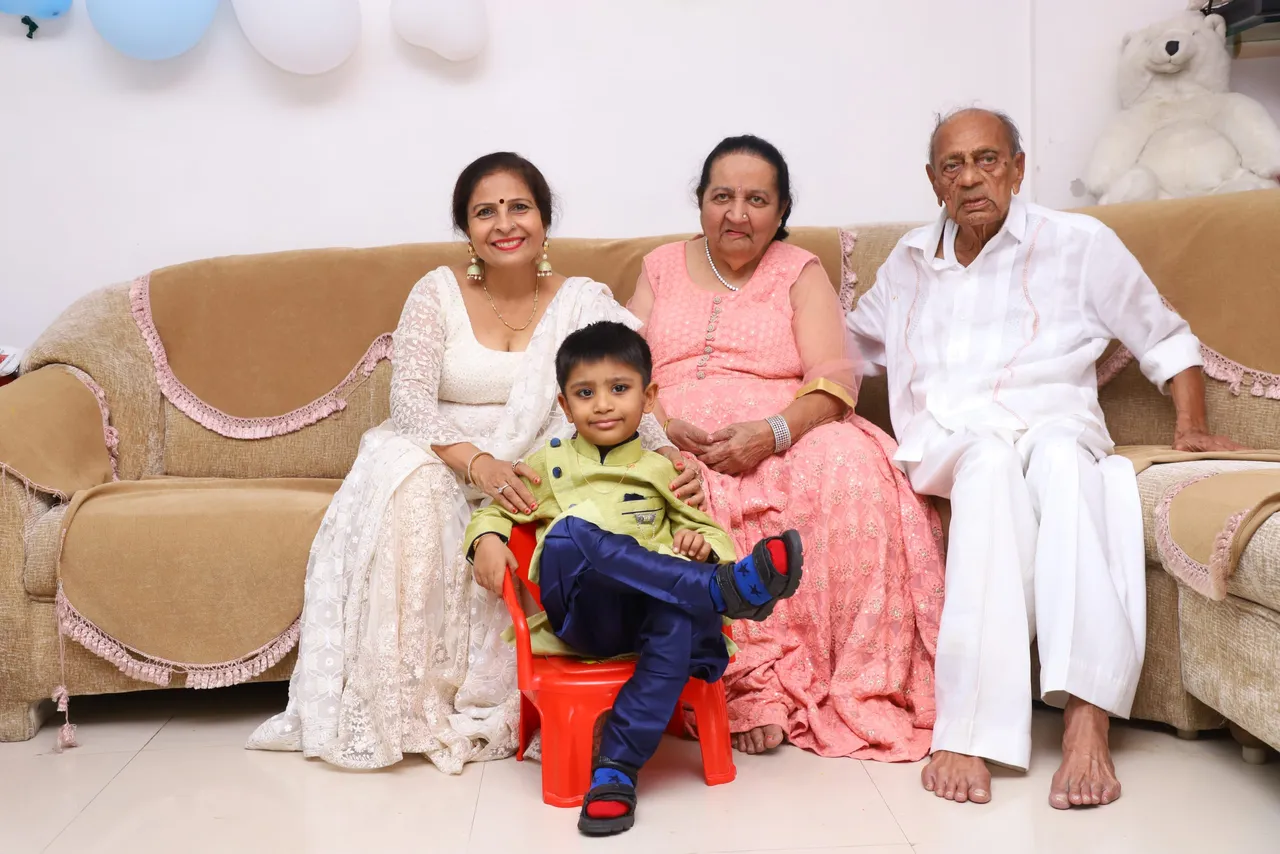 Actress Amisha Patel honours D company actress Anshu Rajput with Bizz Glam Award 2023