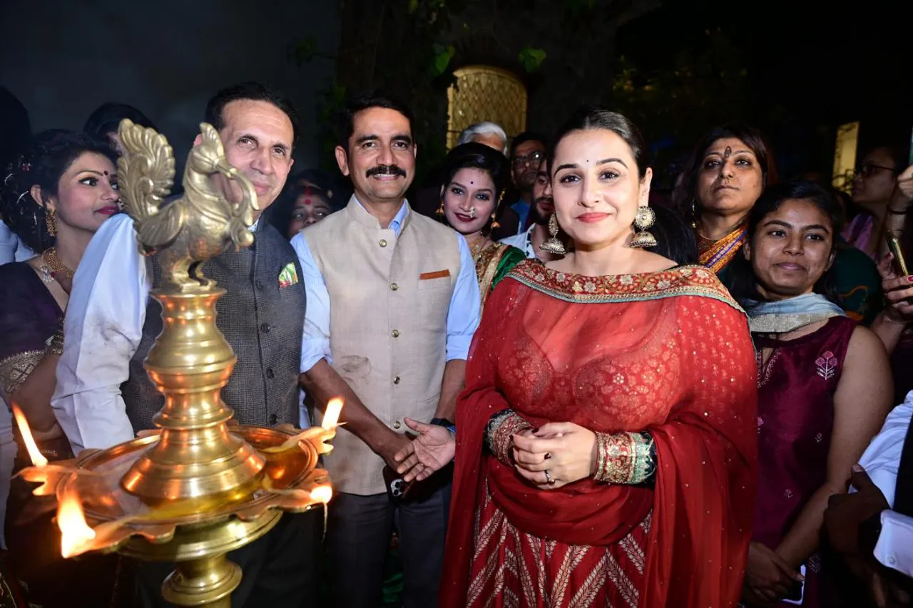 <strong>Vidya Balan inaugurates Padma Shri Sudharak Olwe’s Firefly Lavani photo exhibition at Nine Fish Art Gallery</strong>