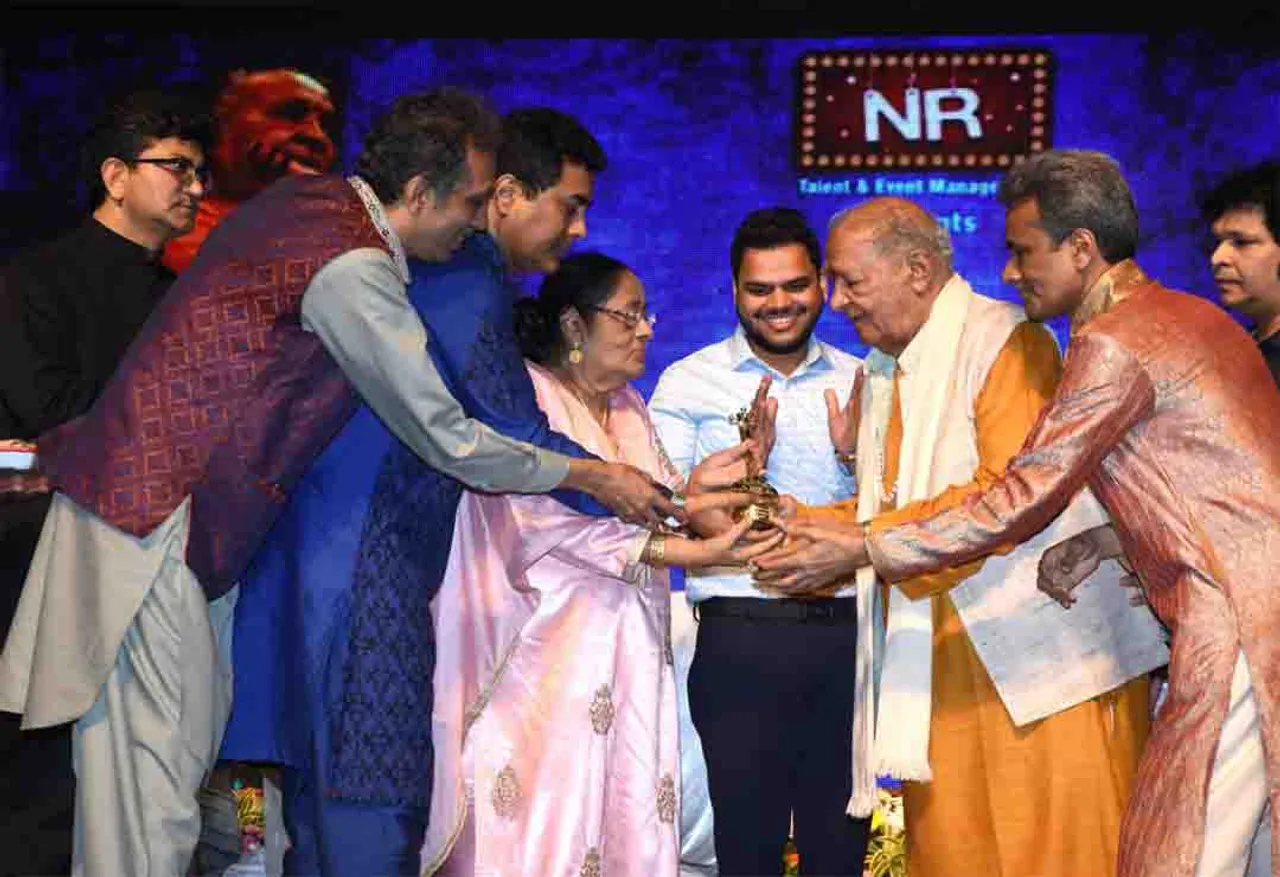 Pandit Hariprasad Chaurasia Receives the First Padma Vibhushan Ustad Ghulam Mustafa Khan Award