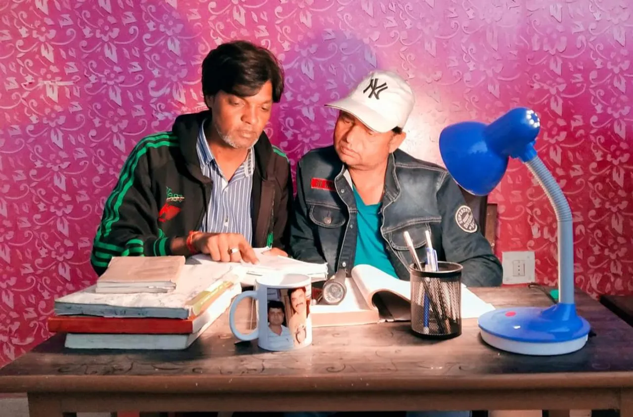 <strong>RK Shukla, director of the film 'Janata Darbar' who has made a film on an important issue like education, expresses happiness about his film</strong>