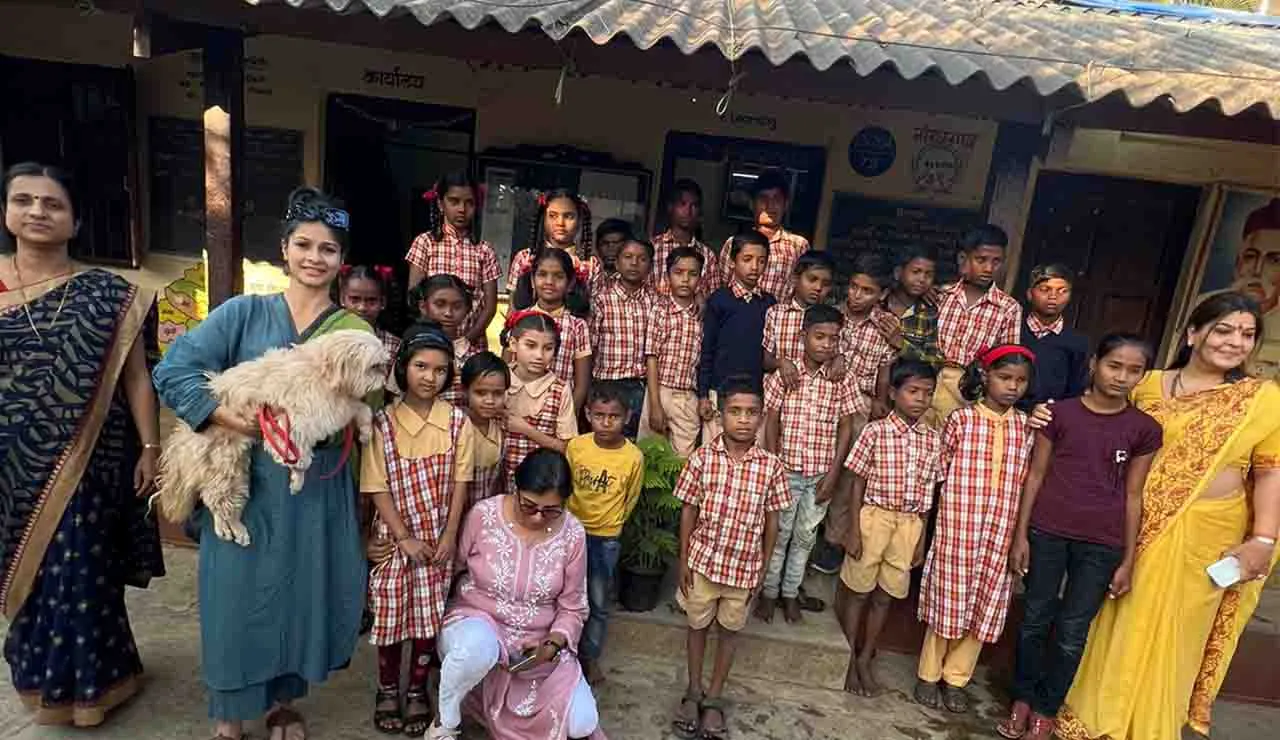 Tanishaa Mukerji Alongwith her NGO Stamp Foundation Celebrated Christmas with Local Children of Nagargaon