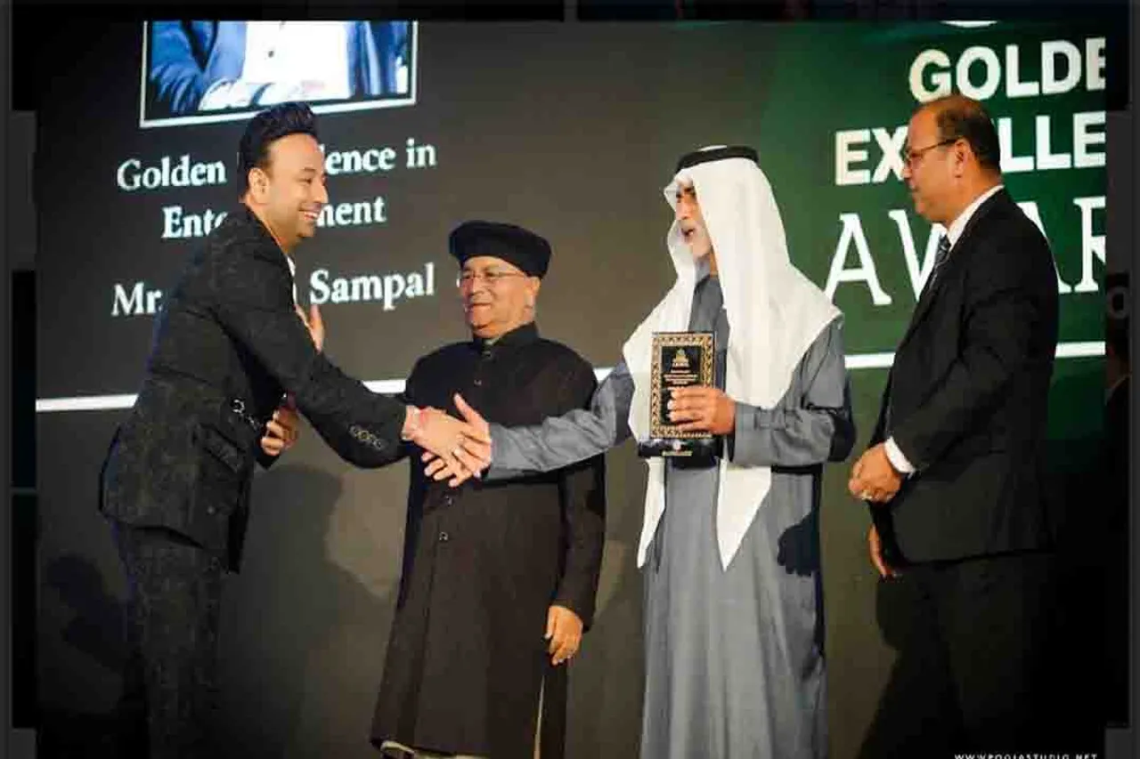 Satish Sanpal honored with Cashaa Golden Excellence award in Entertainment in Dubai.