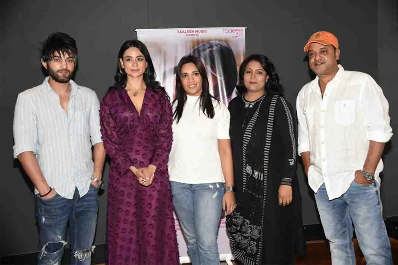 Sameer Mark, Soundarya Sharma, Neetu Pandey, Muskaan Khan with Sajid Khan during Bade Din Se song promotions