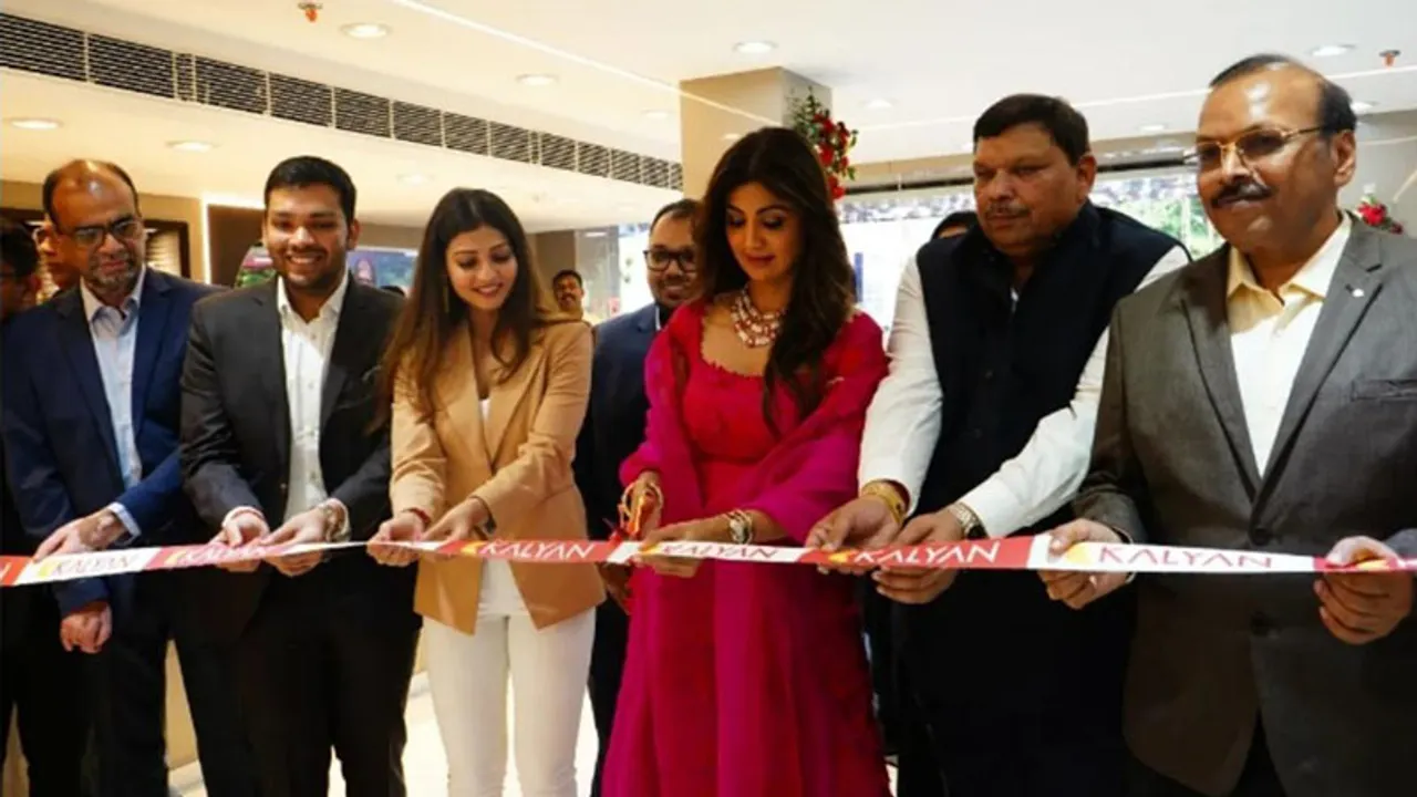 Actress Shilpa Shetty inaugurates new showroom (1)