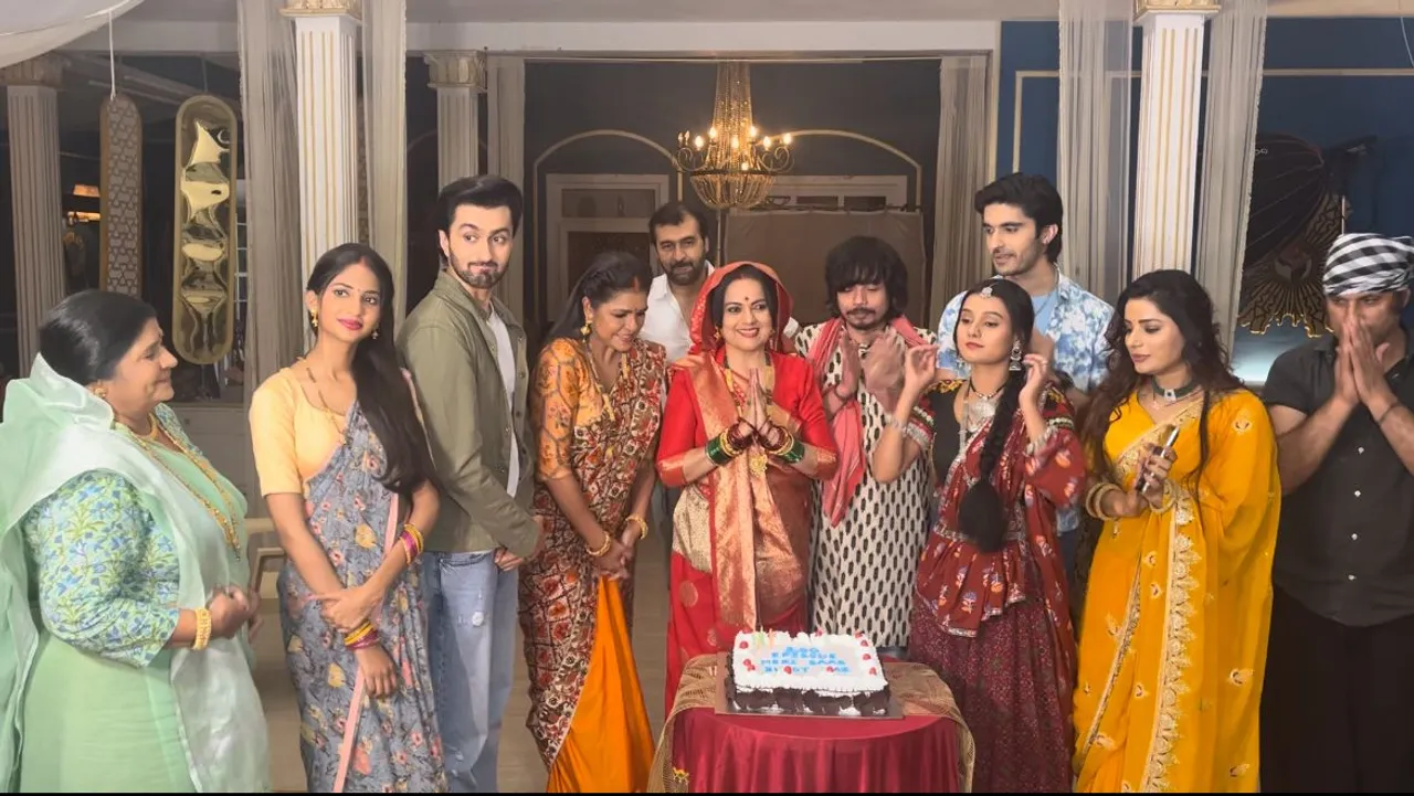 The cast of Star Bharat's show 'Meri Saas Bhoot Hai' celebrated the completion of 100 episodes of their show