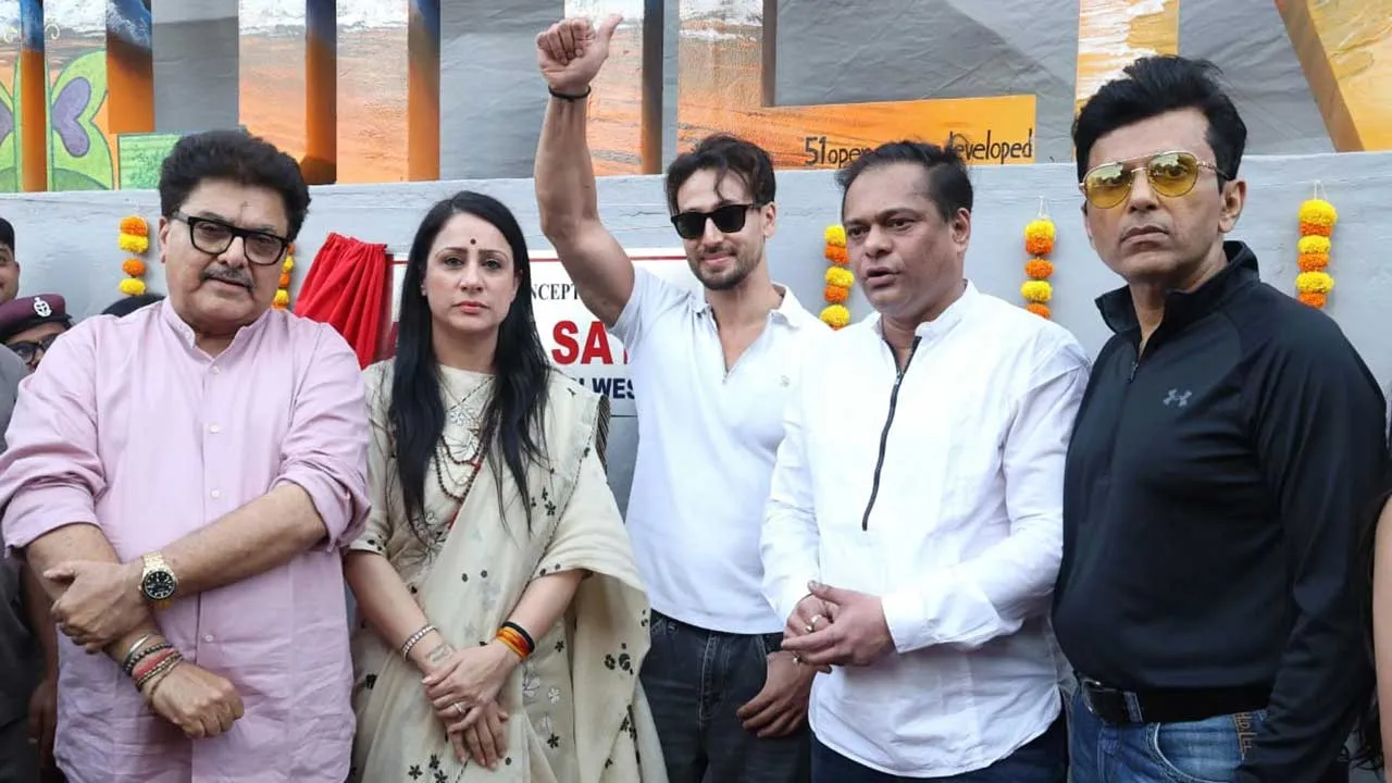 Tiger Shroff Unveils #Andheri(W) Sculpture by artist Rouble Nagi..jpg