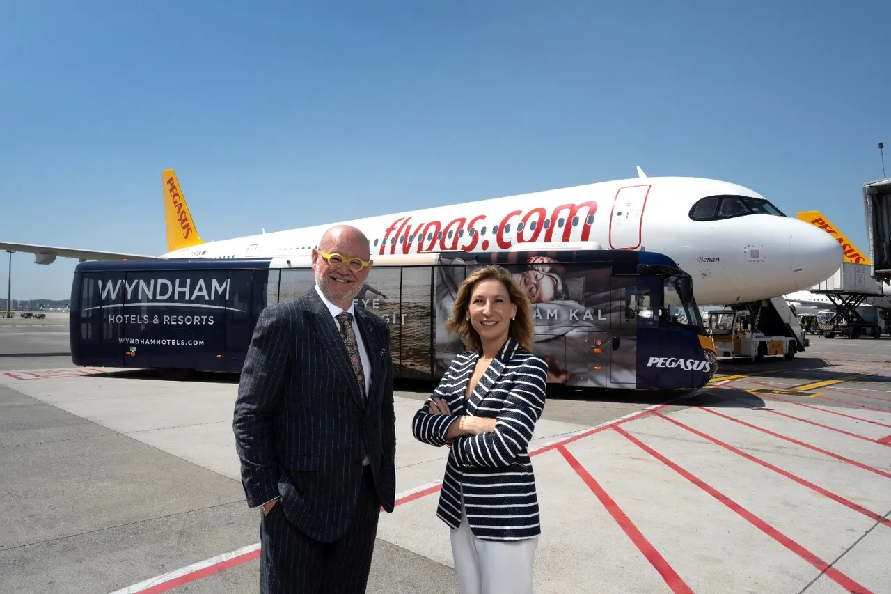 Dimitris Manikis, President, Wyndham Hotels & Resorts EMEA and Güliz Öztürk, CEO, Pegasus Airlines