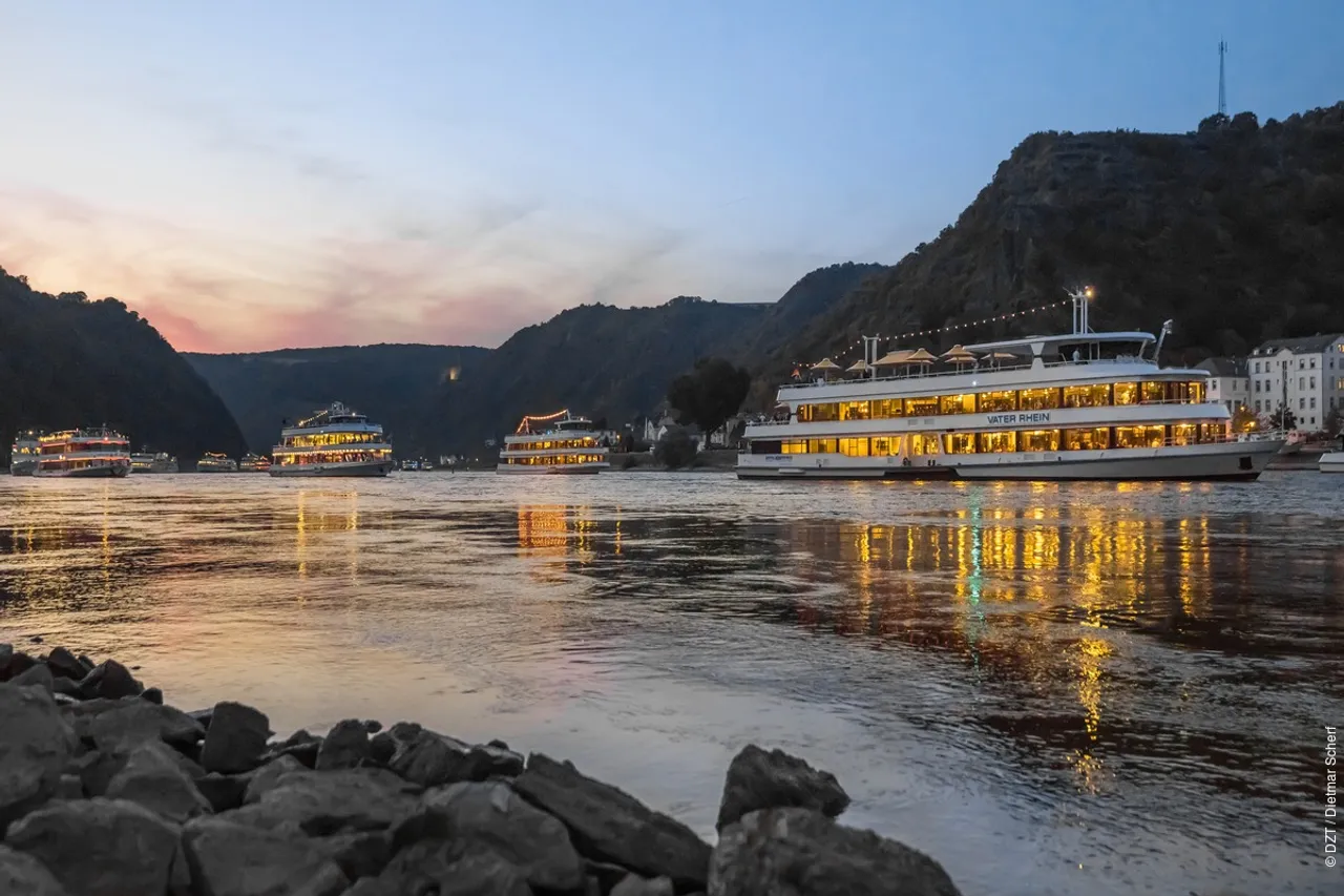 Sankt Goarshausen_Schiffskorso__Rhein_in_Flammen__am_Abend