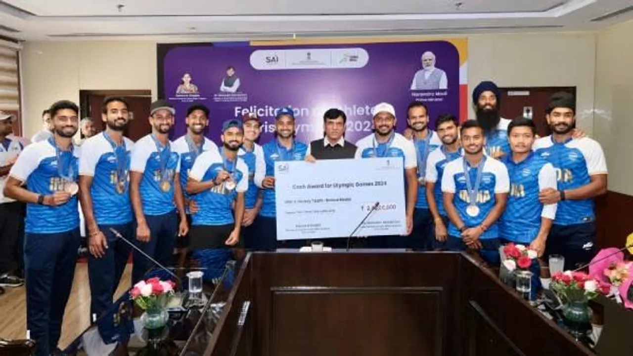 Union Minister Dr. Mansukh Mandaviya felicitates Indian Hockey Team