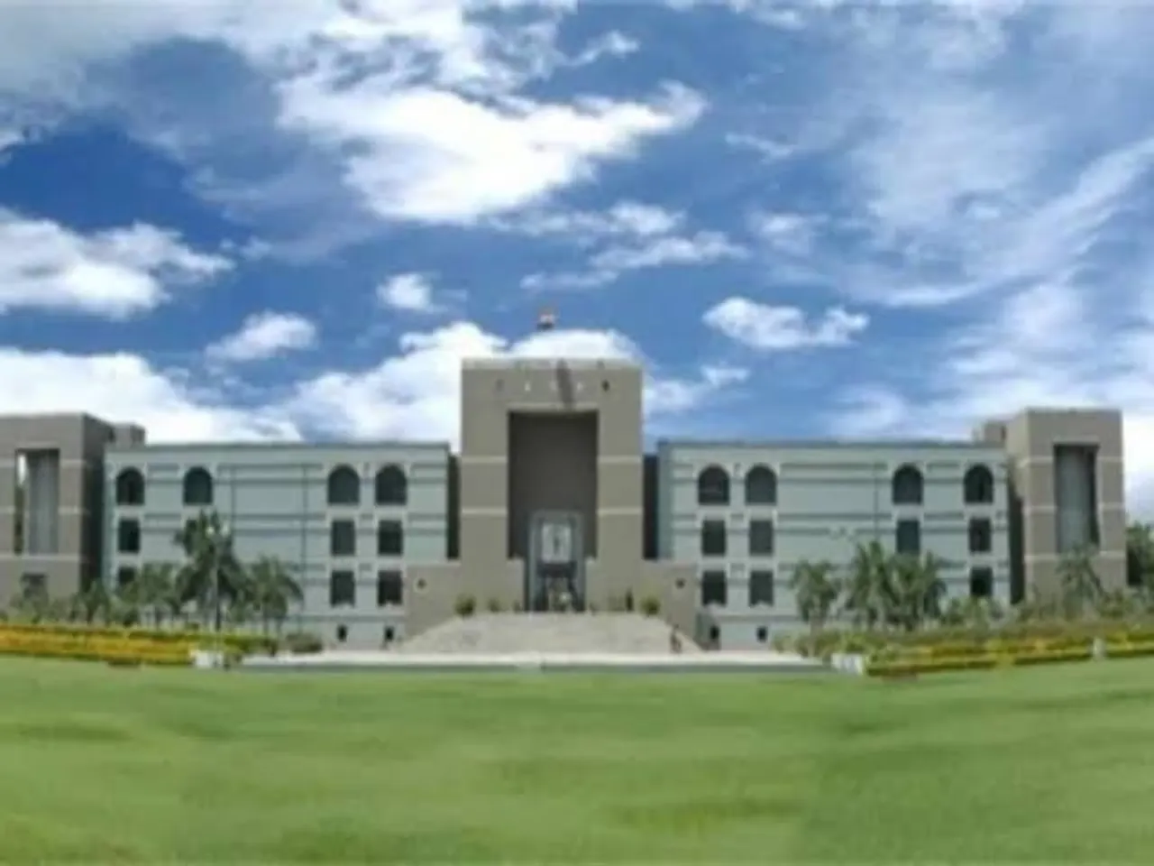 Gujarat HC sets aside charge sheet issued near retirement