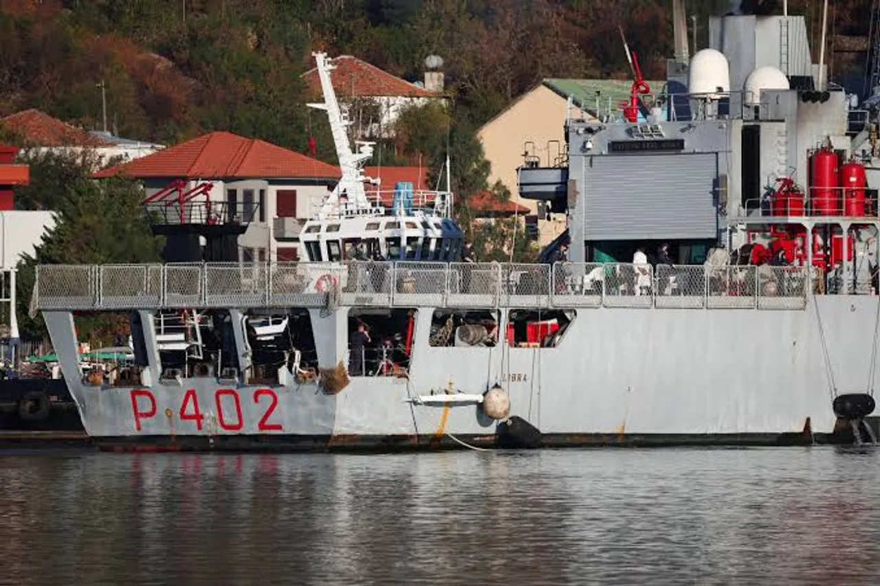 Italian navy ship carrying migrants arrives in Albanian port