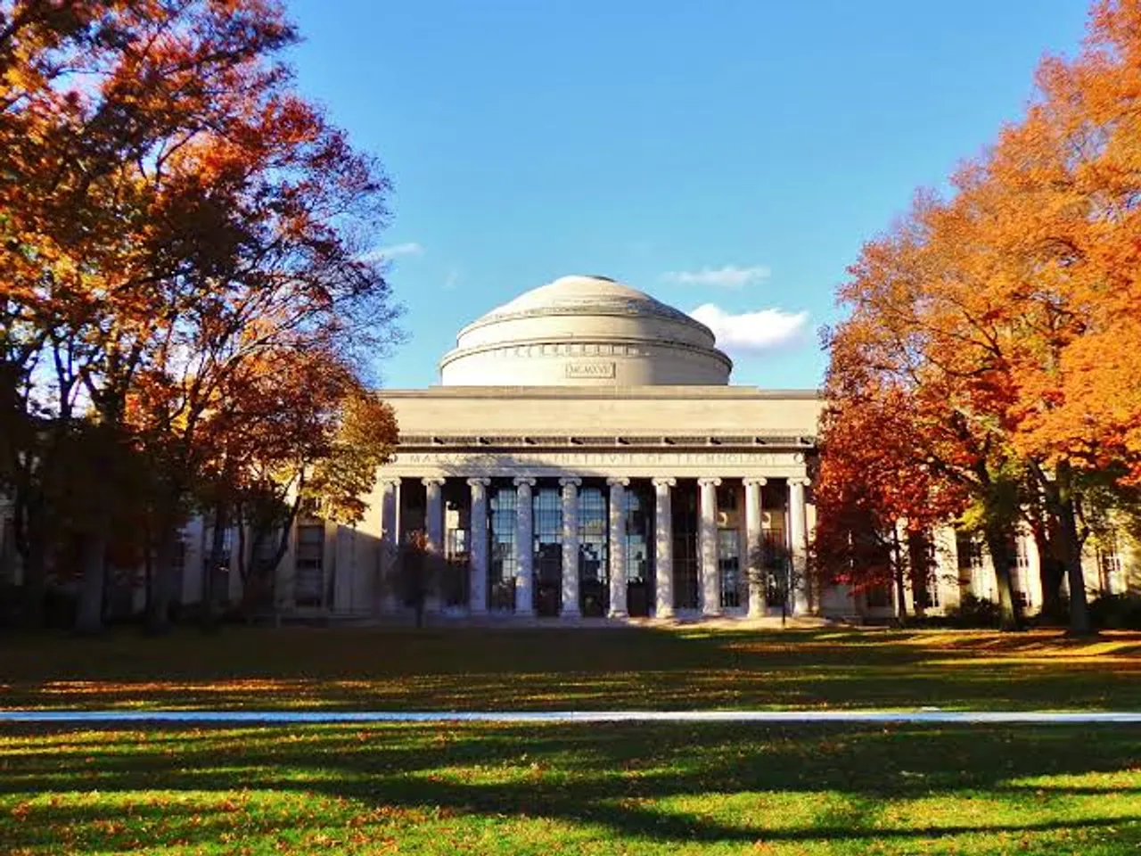 MIT to offer free tuition to American families earning less than $200,000
