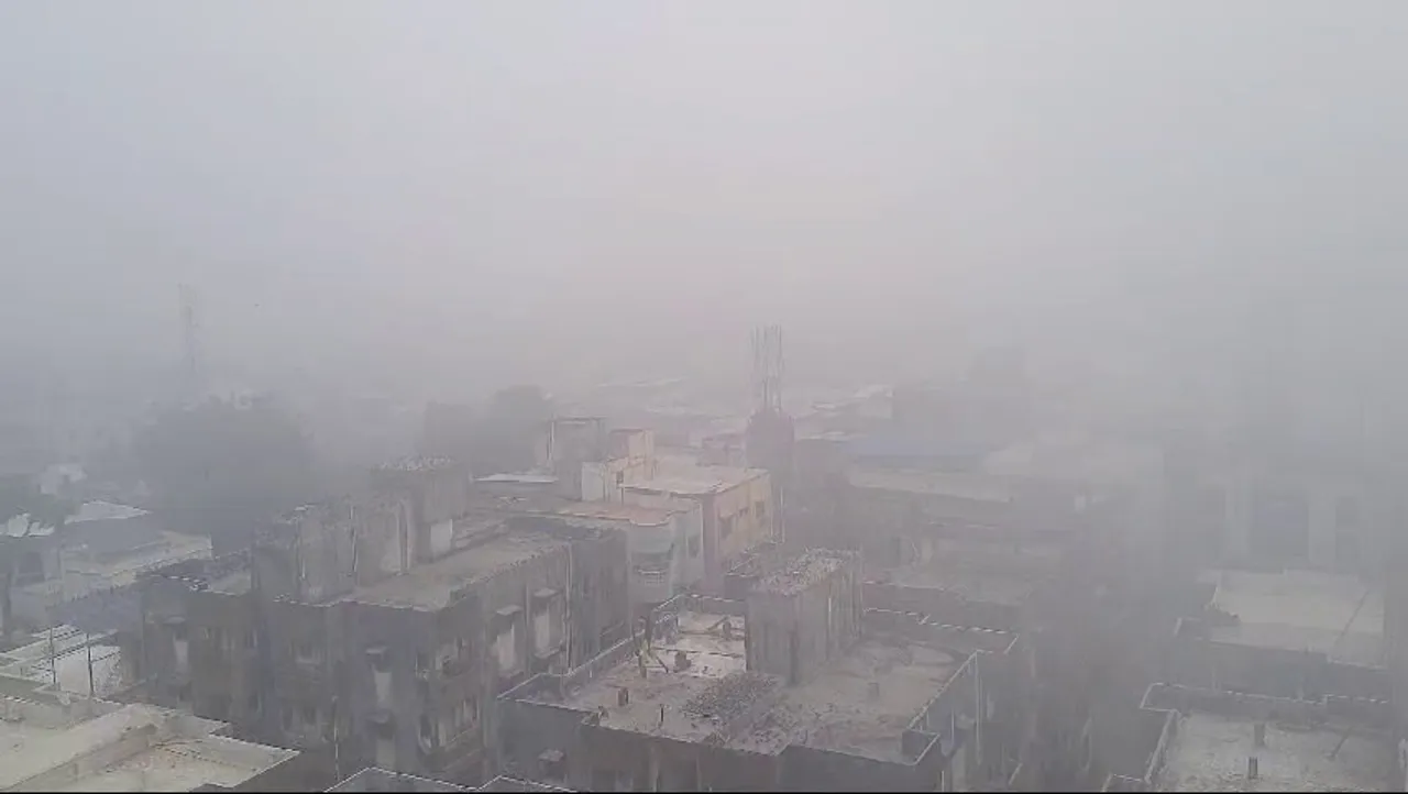Bharuch shrouded in dense fog, creating a Hill Station-like Ambiance